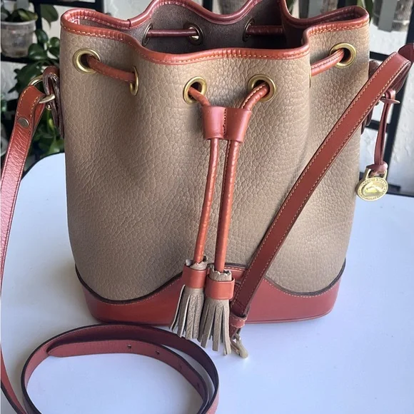 VINTAGE DOONEY AND BOURKE CROSSBODY BUCKET SAND AND TAN TRIM DRAWSTRING - Picture 5 of 15